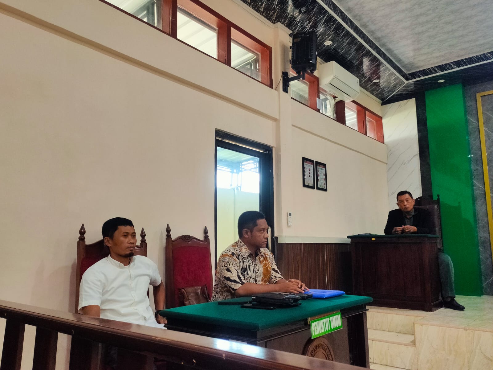MENERIMA: Kuasa hukum pemohon eks kepala Disnakkawan Lamongan saat mengikuti proses sidang kedua praperadilan.