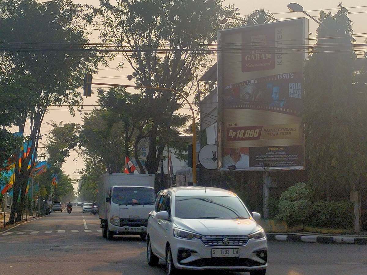 KURANG BANYAK: Reklame rokok di pinggir jalan protokol di Lamongan. Pendapatan dari pajak reklame baru terkumpul Rp 1 miliar. Targetnya, setahun Rp 3 miliar. (ASIP ALAFI/RDR.LMG)