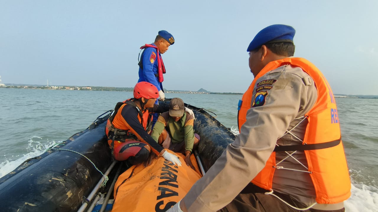 MEMBUAHKAN HASIL: Tim gabungan membawa ke daratan mayat pemancing yang tercebur ke laut. (IST/RDR.LMG)