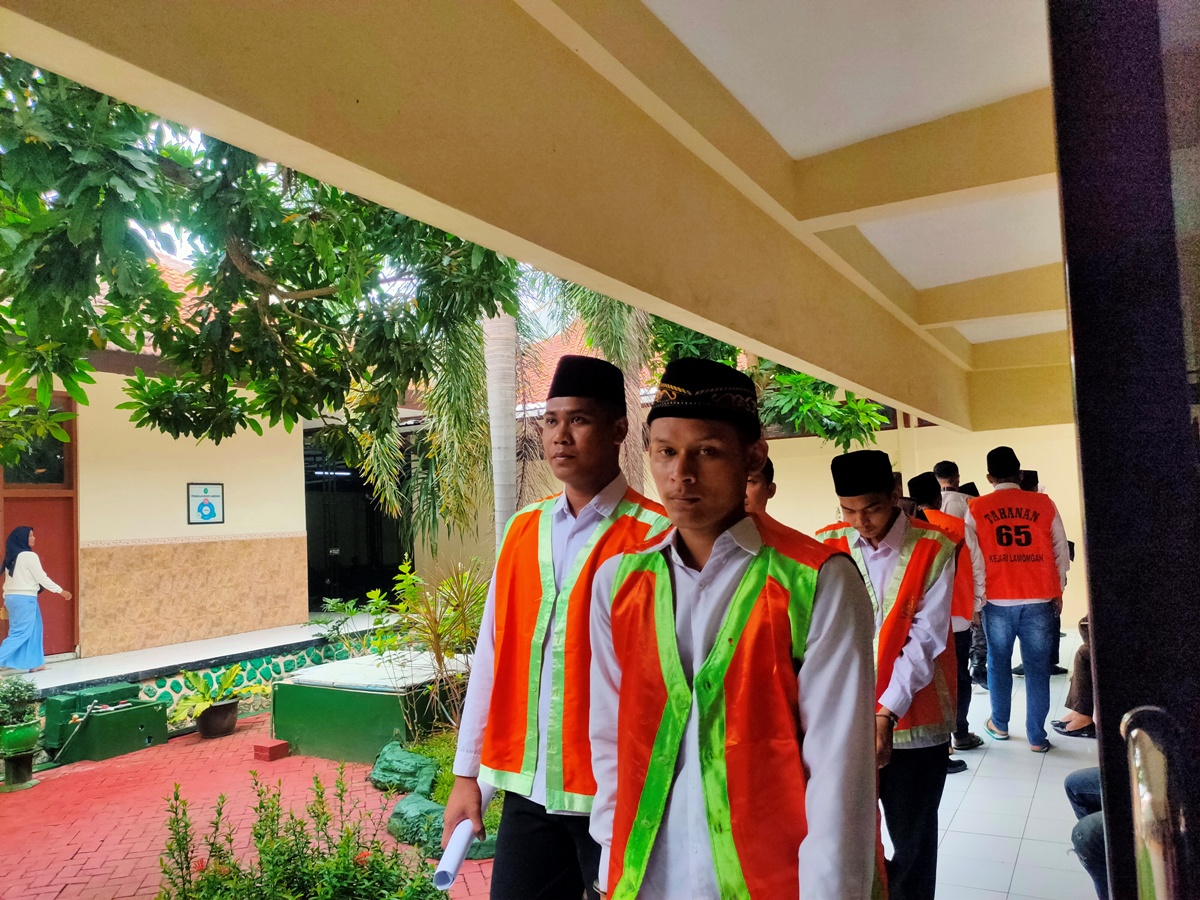 DITUNTUT SEPULUH BULAN: Dimas Setiawan dan Ebby Sutrisno menjalani persidangan kasus penganiayaan. (ASIP ALAFI/RDR.LMG)
