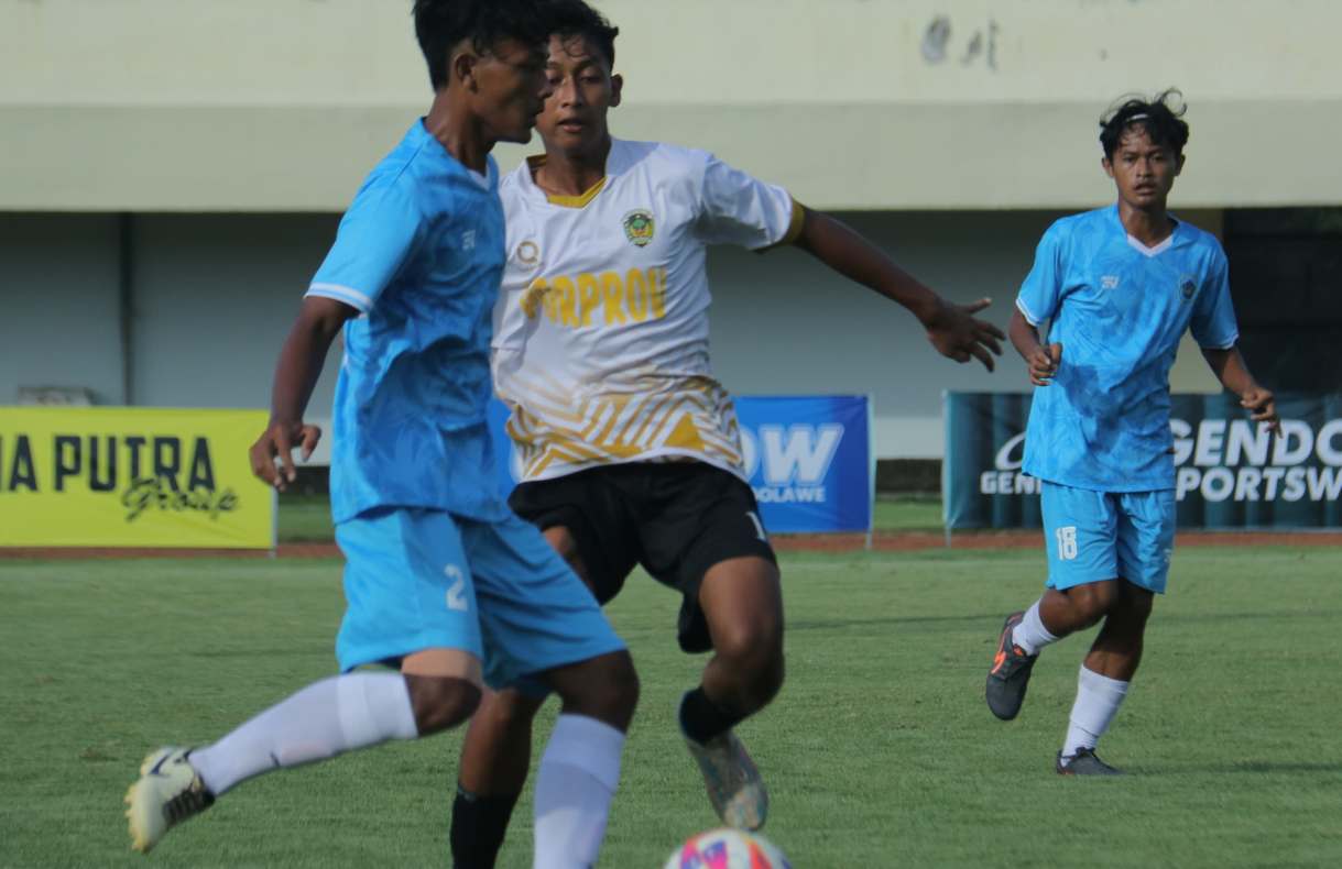 FISIK JADI PERHATIAN: Pemain sepak bola Porprov Lamongan saat menjalani laga praporprov di Tuban. (ANJAR DWI PRADIPTA/RDR.LMG)