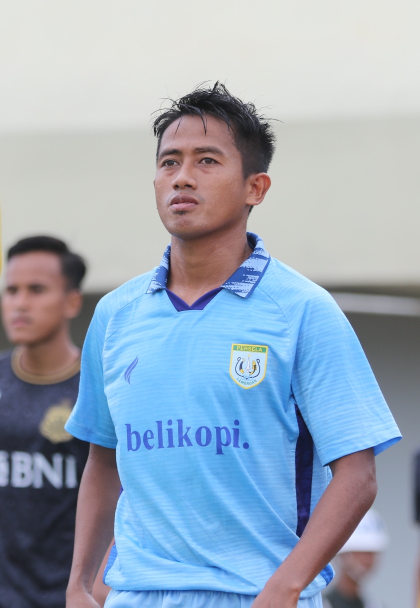 BERSTATUS BEBAS: Bayu Gatra ketika berseragam Persela di putaran kedua Liga 2. Dia mengaku sudah dihubungi manajemen Persela, tapi belum ada kesepakatan. (ANJAR DWI PRADIPTA/RDR.LMG)
