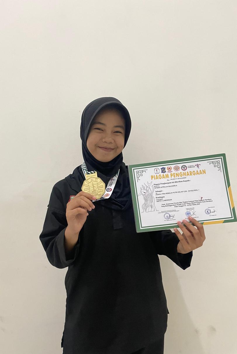 PESILAT POTENSIAL: Afiqah Aprilia Salsabila menunjukkan penghargaan yang diraihnya dari kejuaraan Piala Walikota Surabaya. (IST/RDR.LMG)
