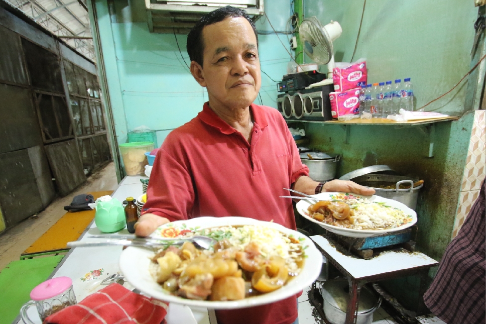 BANYAK PELANGGAN: Ali saat menyajikan Rawon kikil Pesanan Pelanggannya.