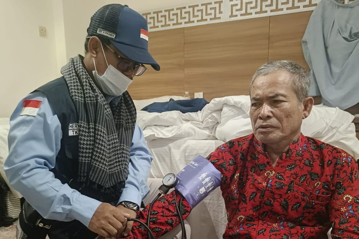 Petugas melakukan pengecekan pada jemaah haji di Lamongan jelang pelaksanaan puncak haji Armuzna.