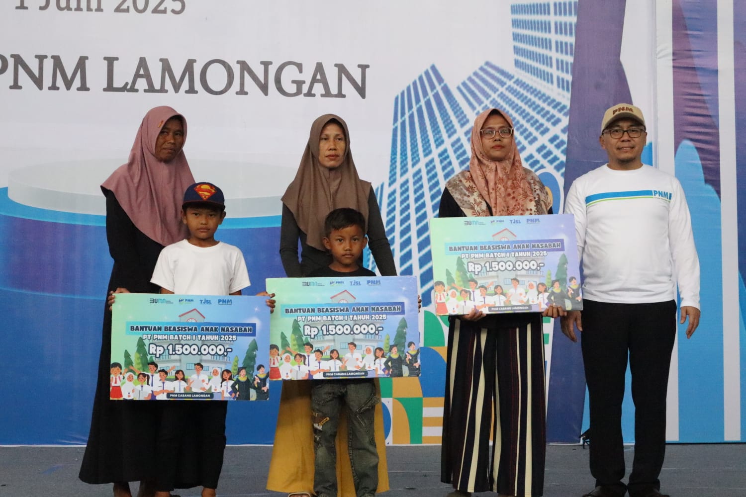 PEDULI SOSIAL: Penyerahan simbolis bantuan beasiswa anak nasabah oleh Pemimpin PT PNM Cabang Lamongan, Anang Fatkur Rochman.