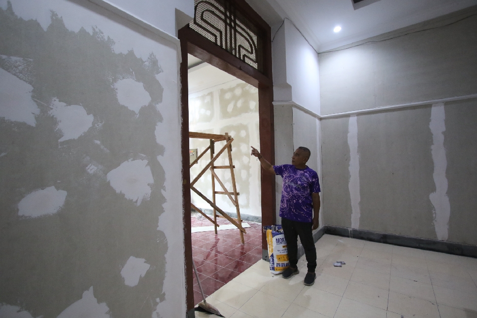 PERSIAPAN: Kepala Rumah Tangga Mess Persela, Mahfud Syafii menunjukkan bagian mess yang sedang diperbaiki.
