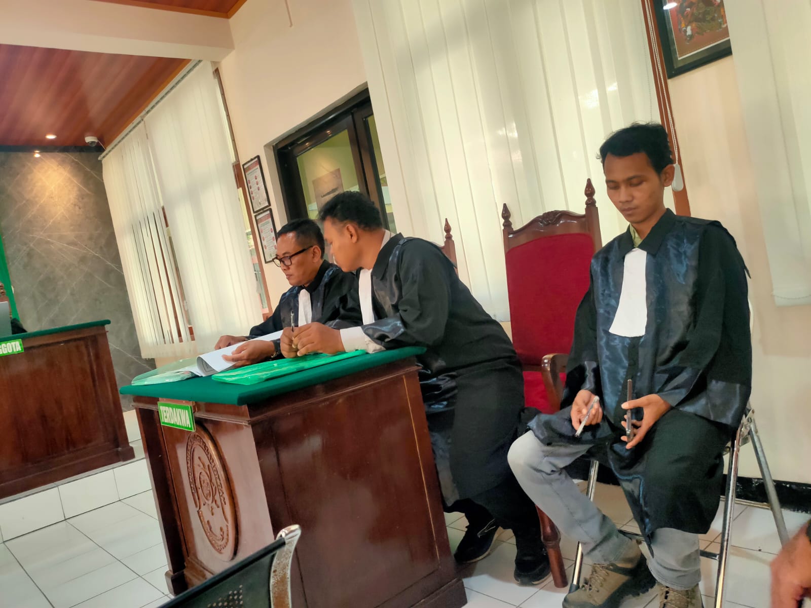 Tim penasihat hukum terdakwa Akmal Iksan merasa sedikit kecewa karena pledoi tidak dipertimbangkan.