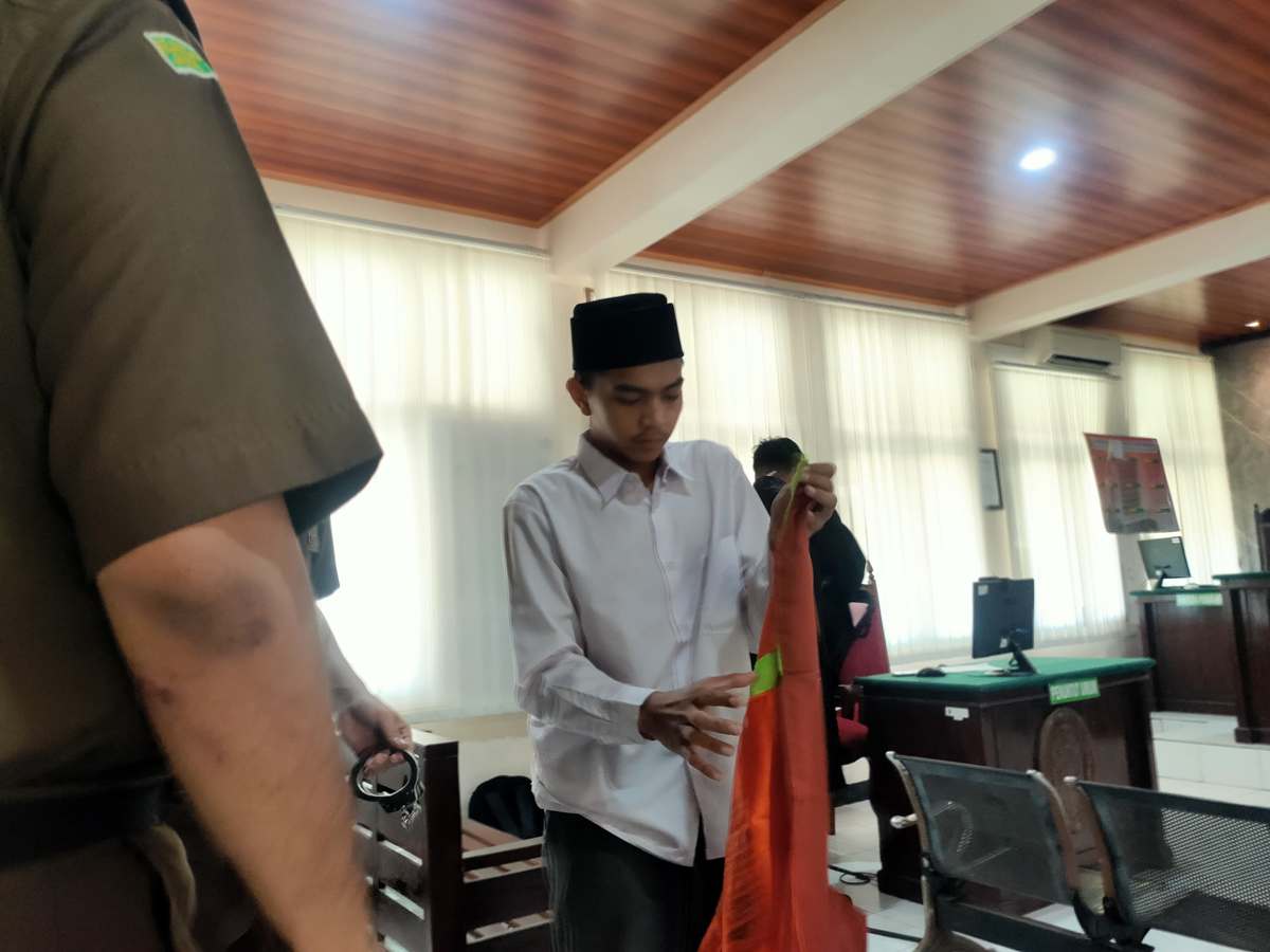 DITUNTUT 1,5 TAHUN: Ahmad Sultan Nurfalaq menjalani persidangan di Pengadilan Negeri  Lamongan. (IST/RDR.LMG)