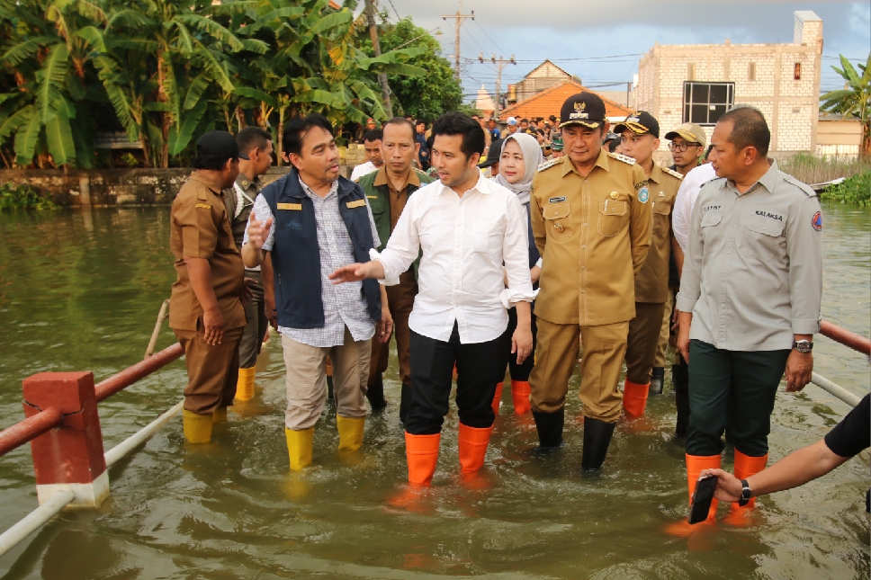 TURUN LANGSUNG: Plt. Gubernur Jawa Timur,Emil Elestianto Dardak didampingi Bupati Lamongan Yuhronur Efendi, Wabup Dirham Akbar, saat meninjau lokasi banjir bengawan jero.