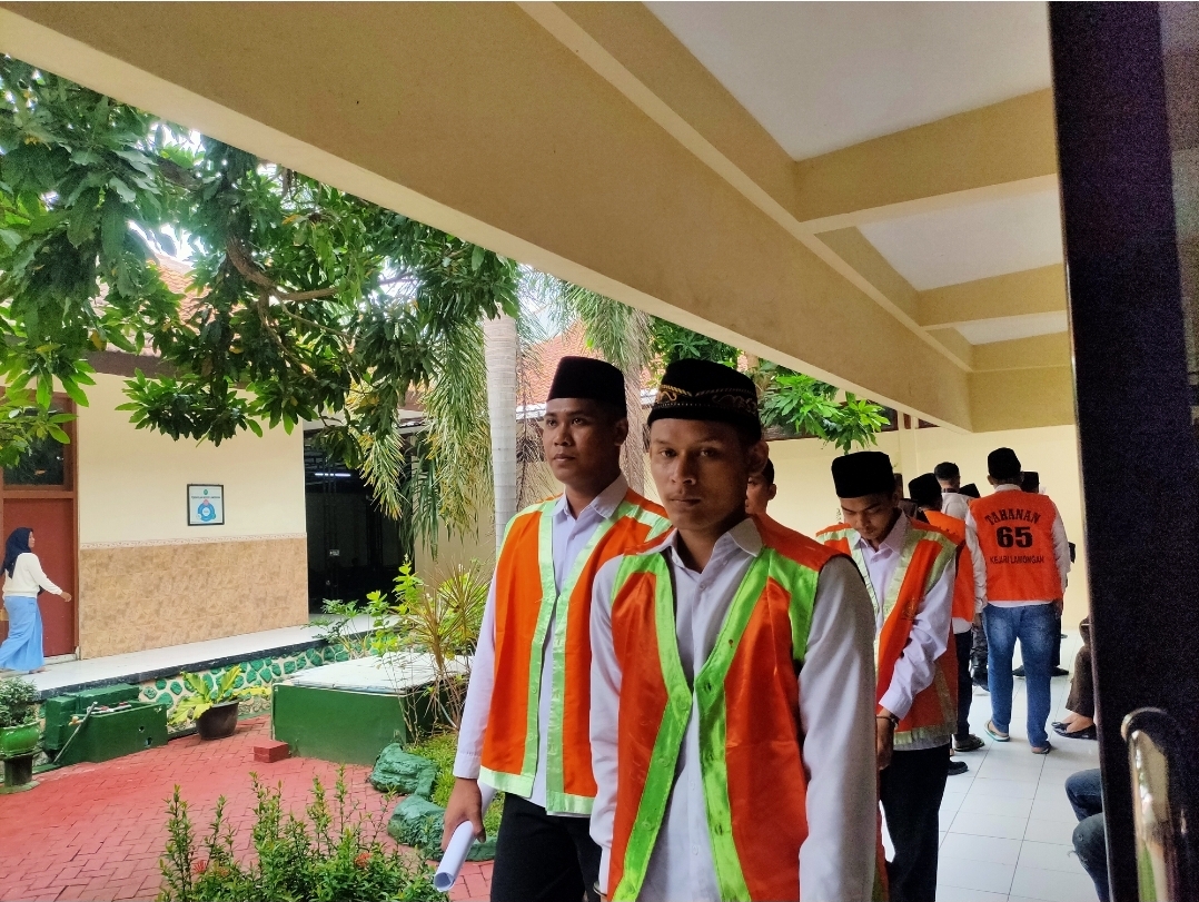 Terdakwa penganiayaan terhadap dua pemuda di Kecamatan Kedungpring, Dimas dan Ebby menerima vonis delapan bulan penjara.