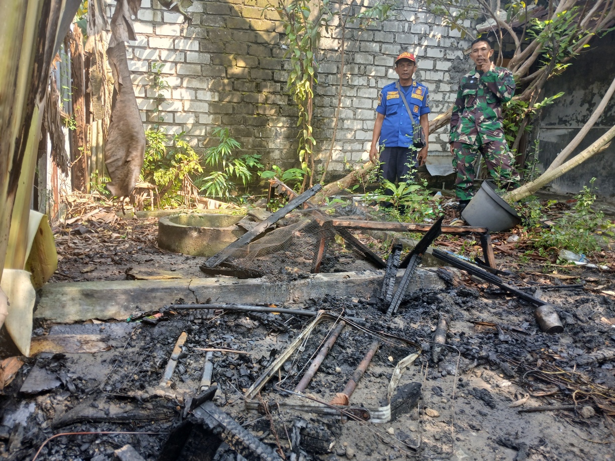 ULAH ODGJ: Bagian belakang rumah Sul setelah dibakar sendiri. (ANJAR DWI PRADIPTA/RDR.LMG)