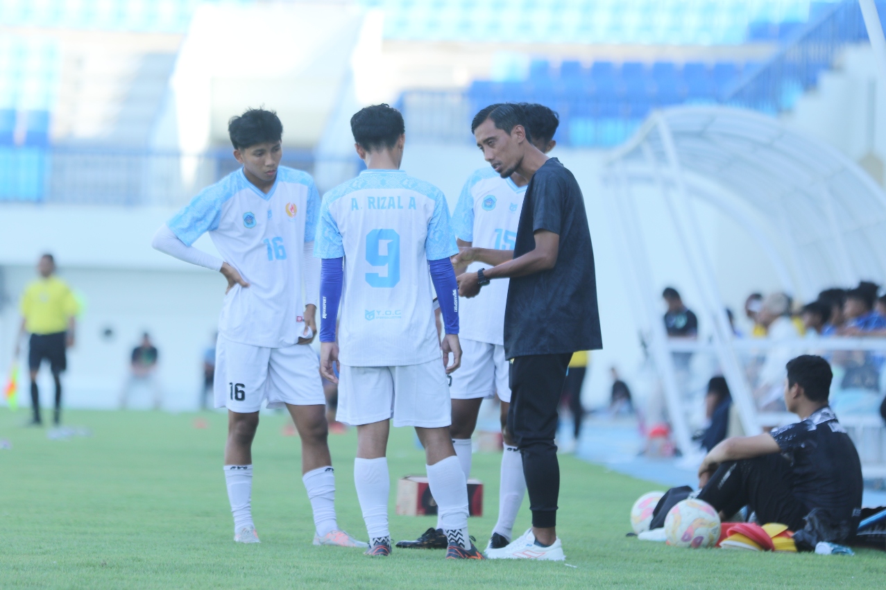 LOLOS KE PORPROV JATIM: Para pemain Lamongan saat mendapatkan pengarahan dari jajaran pelatih. (ANJAR DWI PRADIPTA/RDR.LMG)