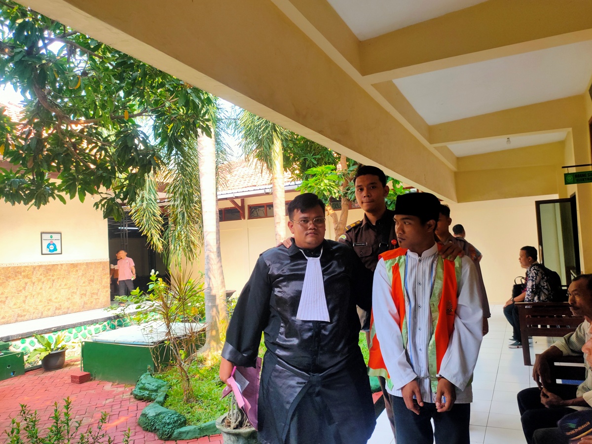 DIANCAM LIMA TAHUN PENJARA: Kevin Ardiansyah menjalani sidang di PN Lamongan terkait kasus peredaran SS. (IST/RDR.LMG)