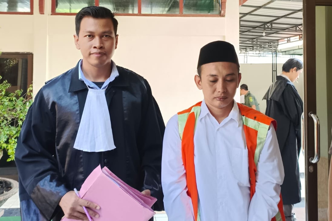 Terdakwa peredaran ribuan pil dobel L, Zainal Abidin menjalani sidang di PN Lamongan.&nbsp;