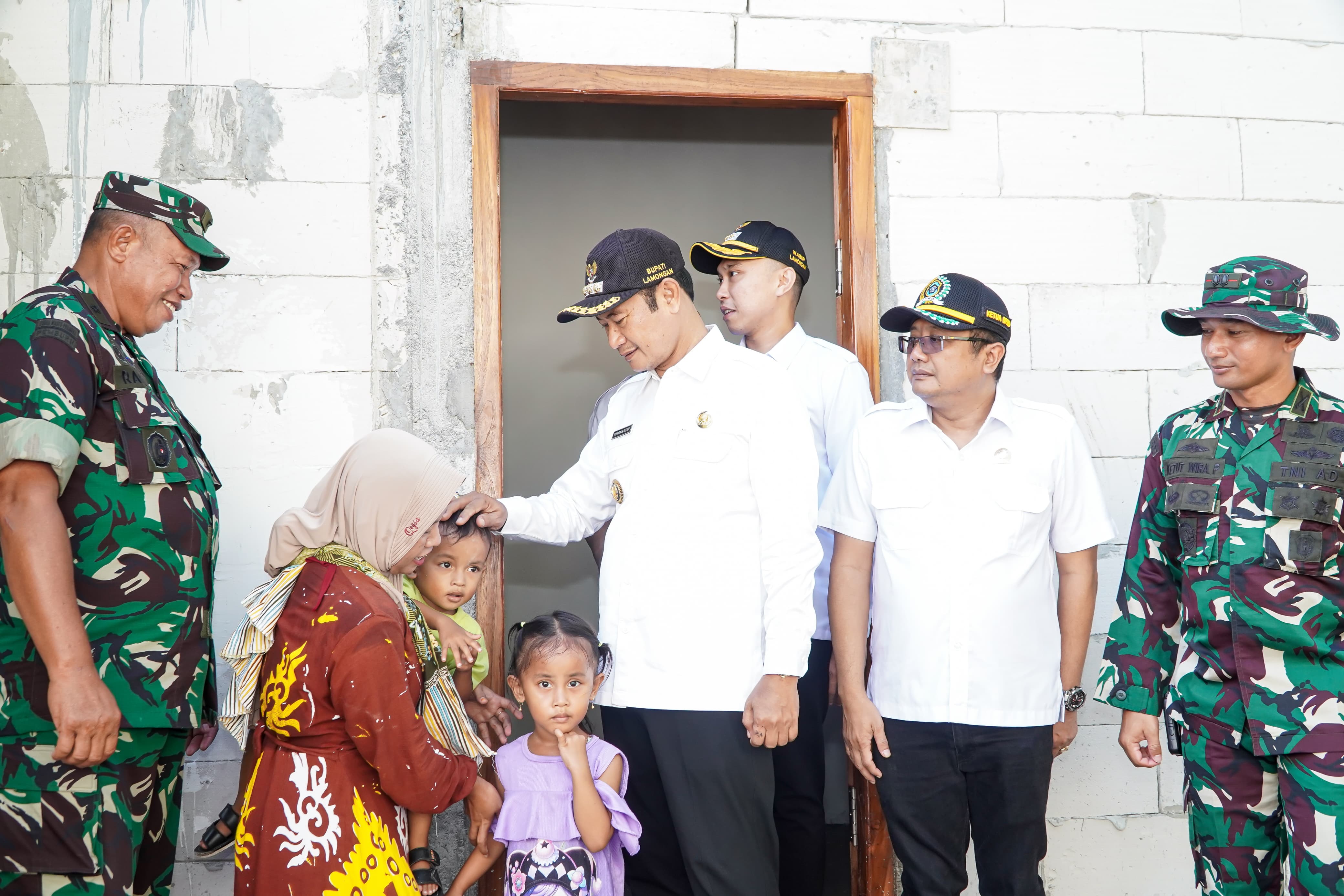 Irdam V Brawijaya Brigjen TNI Ramli bersama Bupati Yes, Wabup Dirham, Dandim 0812 Letkol Arm Ketut Wira dan Ketua DPRD Lamongan M. Freddy Wahyudi menghadiri acara penutupan TMMD ke-124