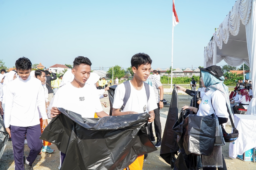 PEDULI LINGKUNGAN: Sejumlah pelajar turut berpartisipasi  bersih-bersih untuk memperingati Hari Lingkungan Hidup Sedunia.