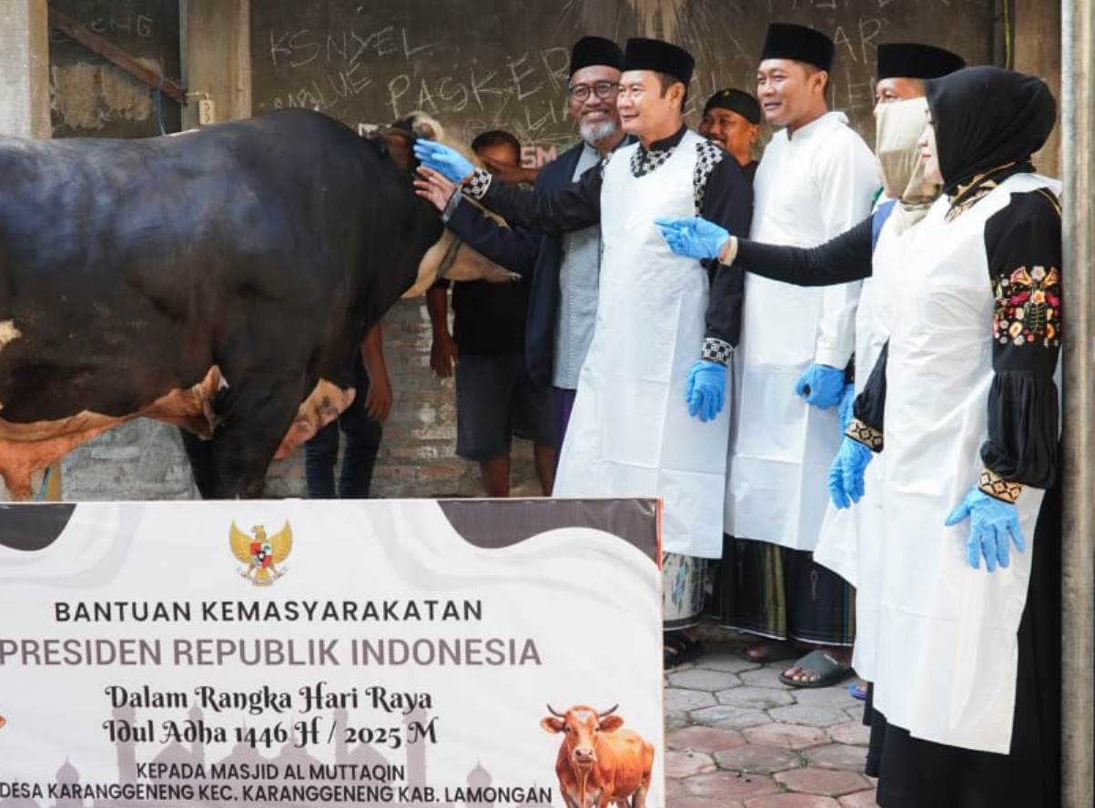 BERBAGI DI HARI RAYA IDUL ADHA: Bupati Yes menyerahkan sapi kurban bantuan Presiden RI Prabowo Subianto kepada pengurus Masjid Al Muttaqin Karanggeneng. (HUMAS KOMINFO/RDR.LMG)