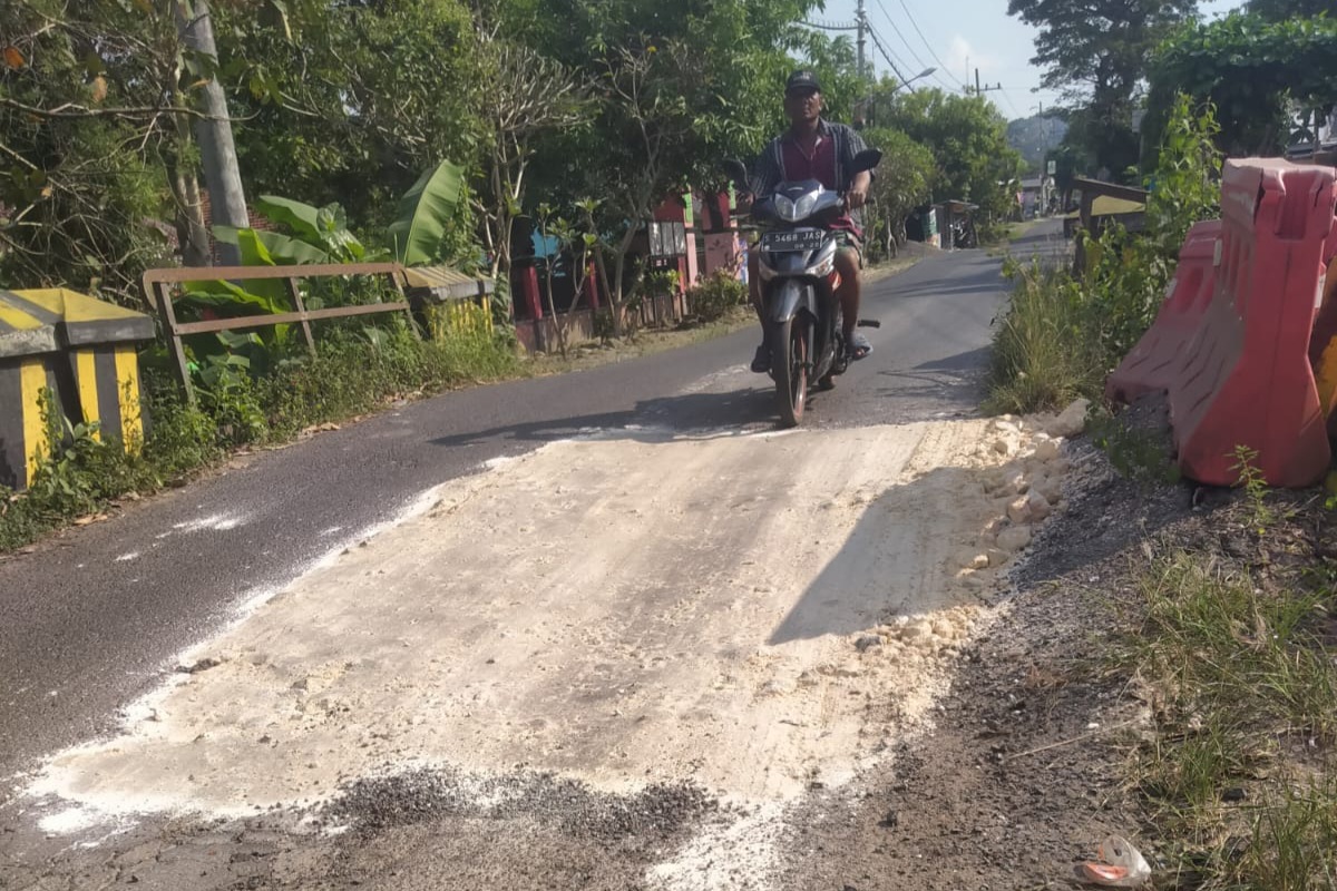 Pihak terkait meninjau oprit jembatan Desa/ Kecamatan Ngimbang yang ambrol akibat tergerus air.