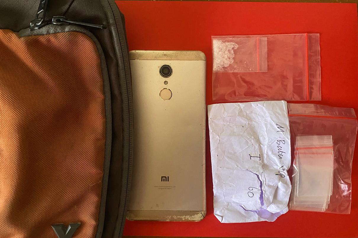 BARANG BUKTI: Sabu &ndash; sabu dan HP yang diamankan petugas. (IST/RDR.LMG)