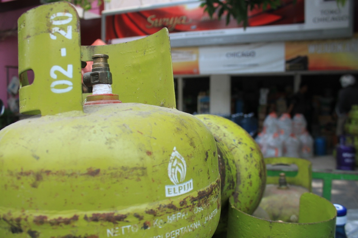 STOK AMAN: LPG 3 kilogram yang dijual di salah satu tempat penjualan di Lamongan. (ANJAR DWI PRADIPTA/RDR.LMG)