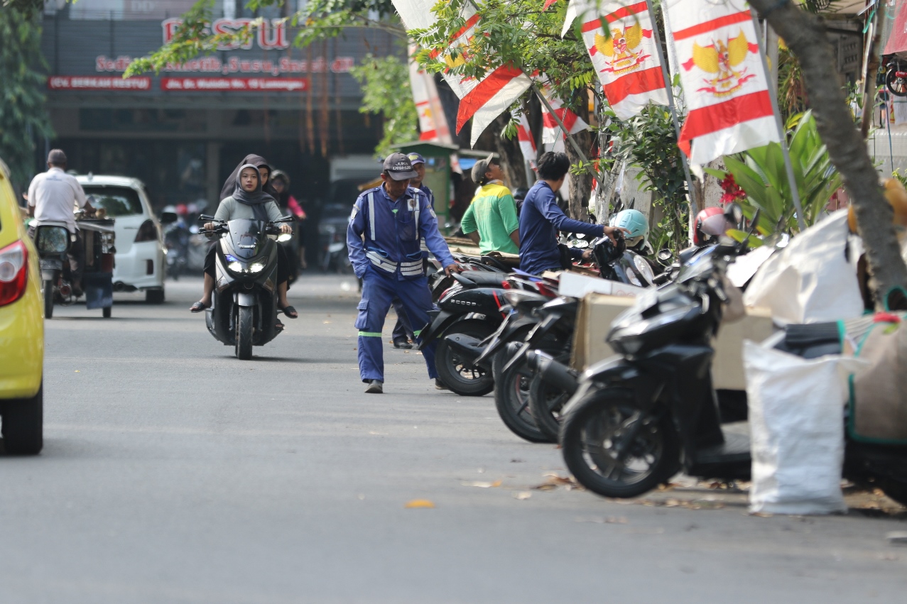 MINTA DIMAKSIMALKAN: Juru parkir di salah satu ruas jalan. Komisi D DPRD Lamongan meminta adanya pengawasan terhadap jukir diperketat. (ANJAR DWI PRADIPTA/RDR.LMG)