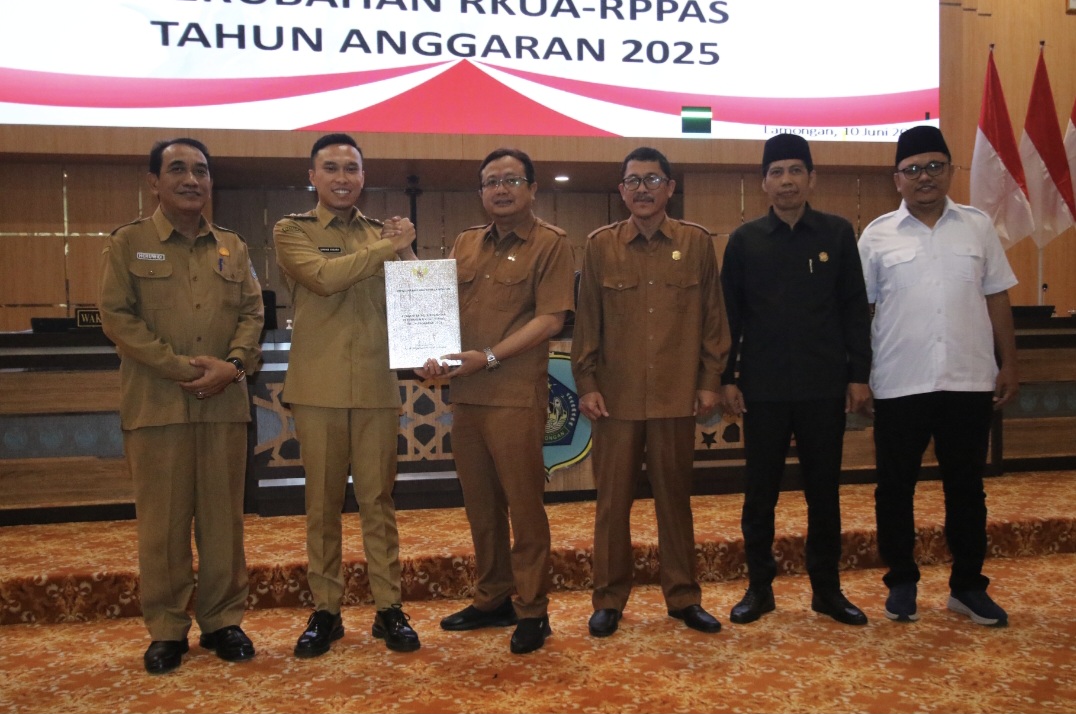 Penyerahan dokumen perubahan RKUA-PPAS dari Wabup Dirham kepada Pimpinan DPRD Lamongan.