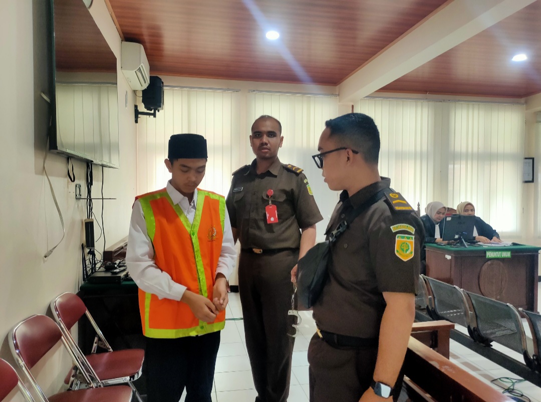 Terdakwa Curanmor Asal Surabaya, Ahmad Sultan Nurfalaq saat menjalani sidang di PN Lamongan atas kasus curanmor.