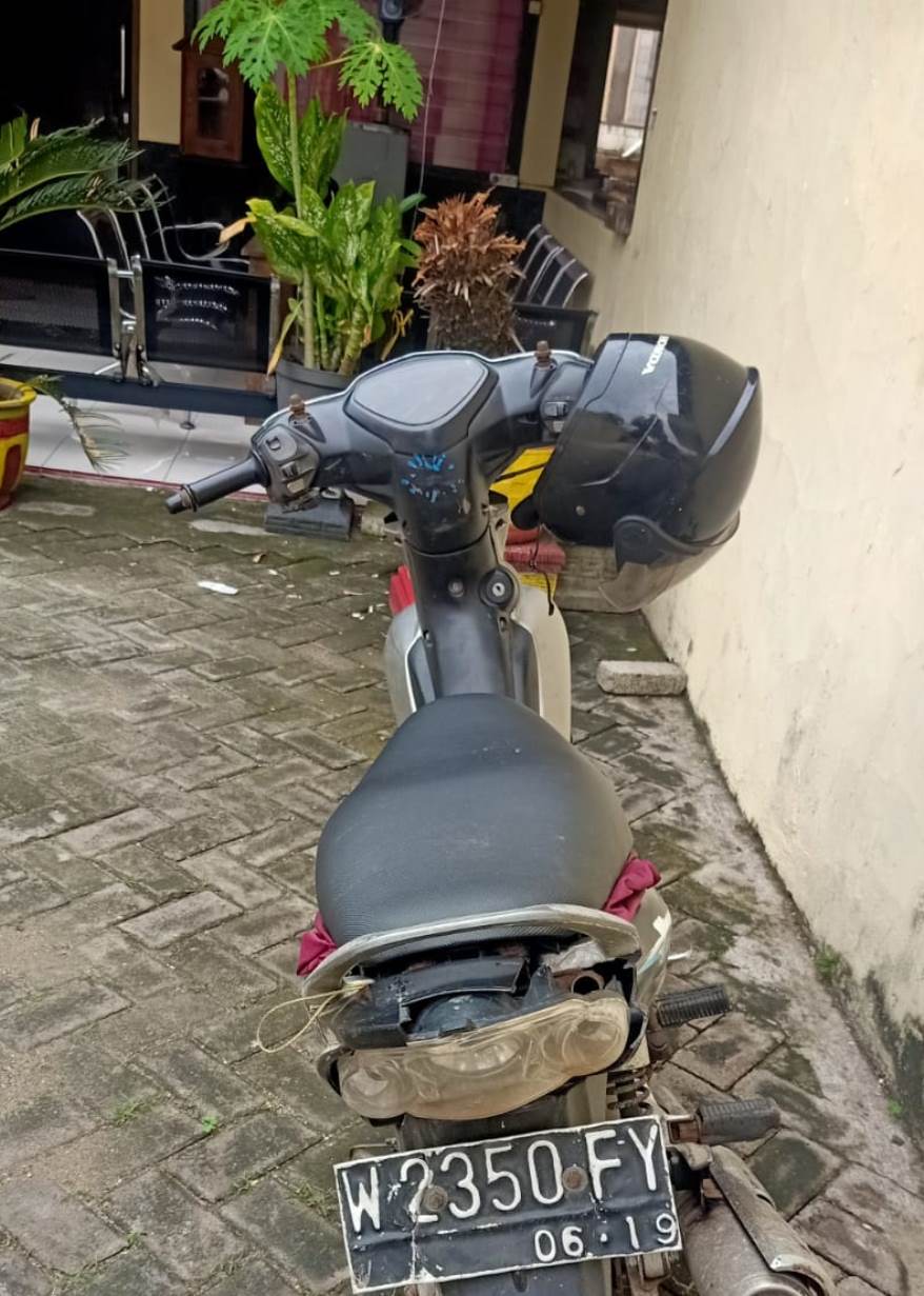 BARANG BUKTI: Motor yang dikendarai pelaku ke rumah korban. (IST/RDR.LMG)