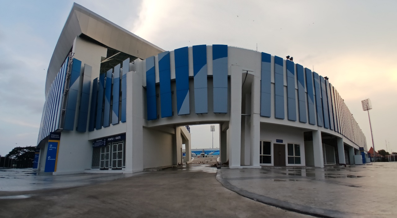MEGAH: Bagian luar Stadion Surajaya Lamongan. Sesuai SE Kemendagri, pemanfaatan stadion untuk kompetisi atau liga amatir di kabupaten/kota. (ANJAR DWI PRADIPTA/RDR.LMG)