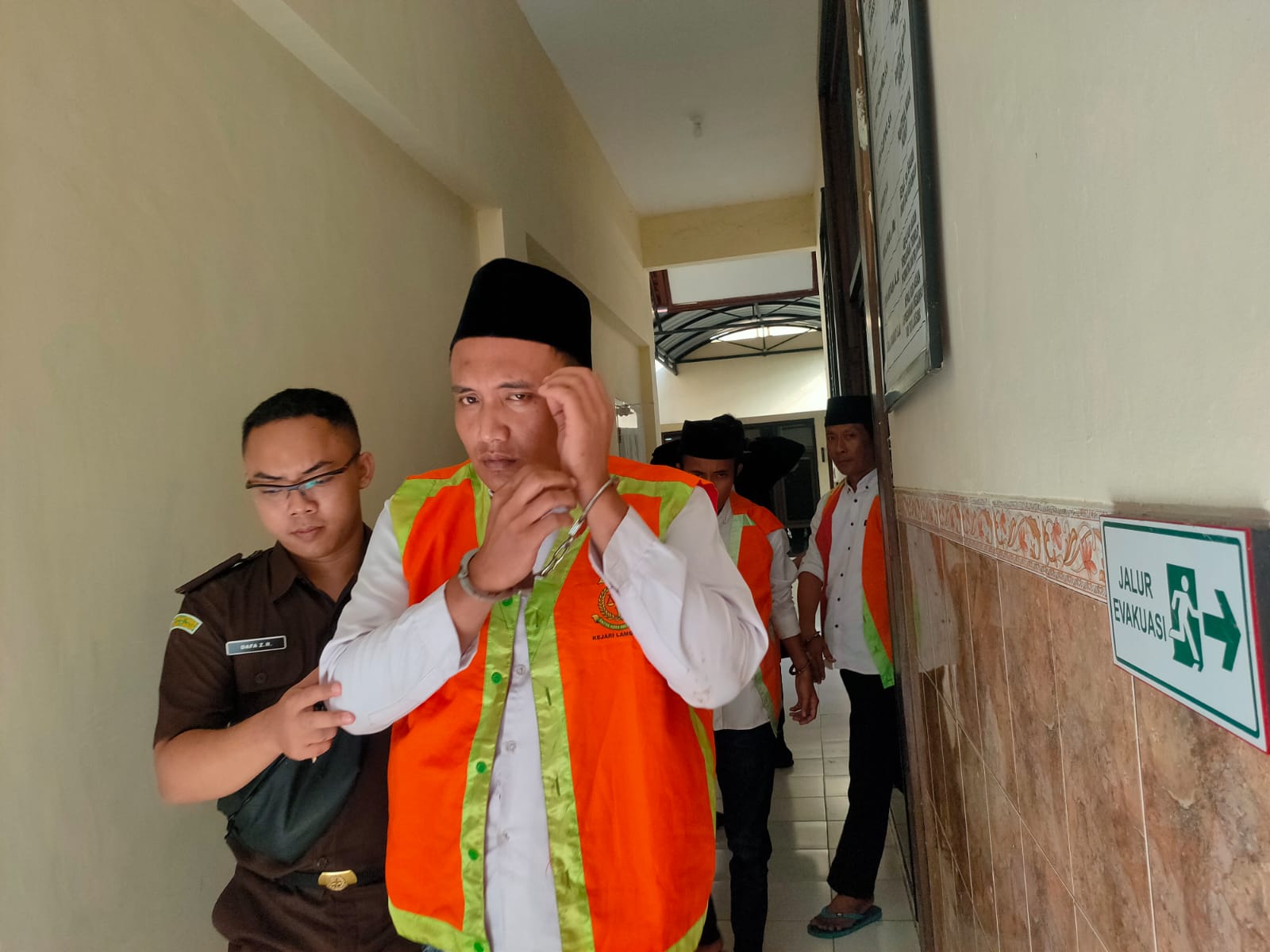 Salah satu dari tiga terdakwa kepemilikan SS usai menjalani sidang di PN Lamongan.