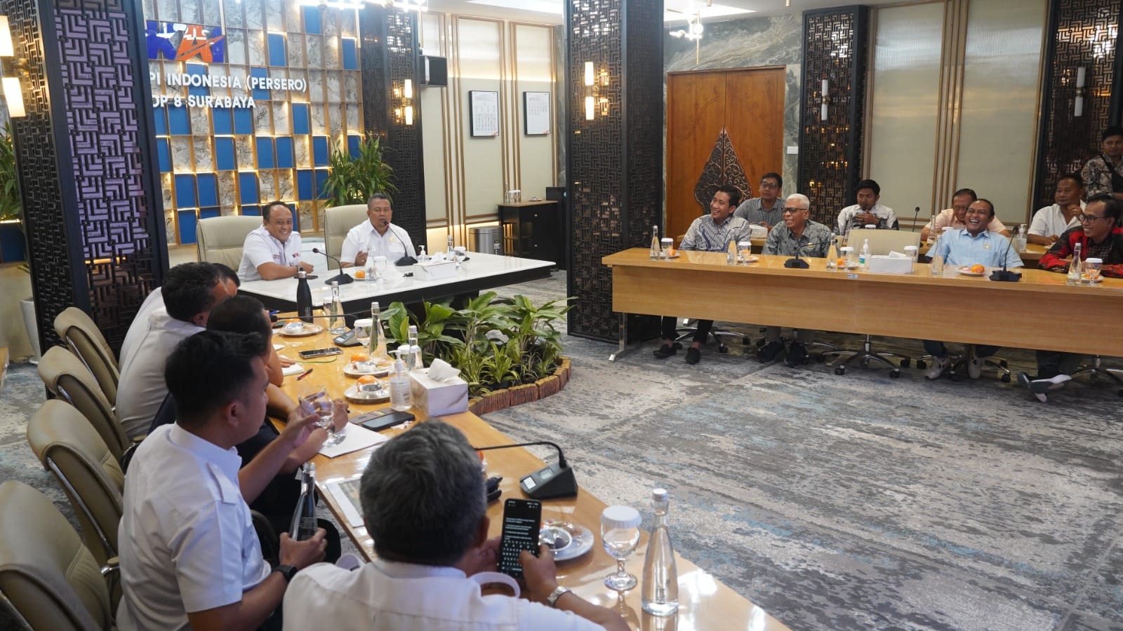 Komisi C DPRD Lamongan saat berkoordinasi dengan PT KAI Daop 8 Surabaya.