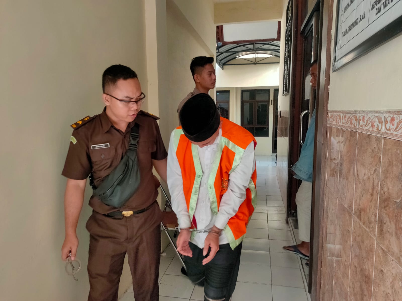 Terdakwa peredaran pil dobel L, Zainal Abidin divonis dua tahun penjara.