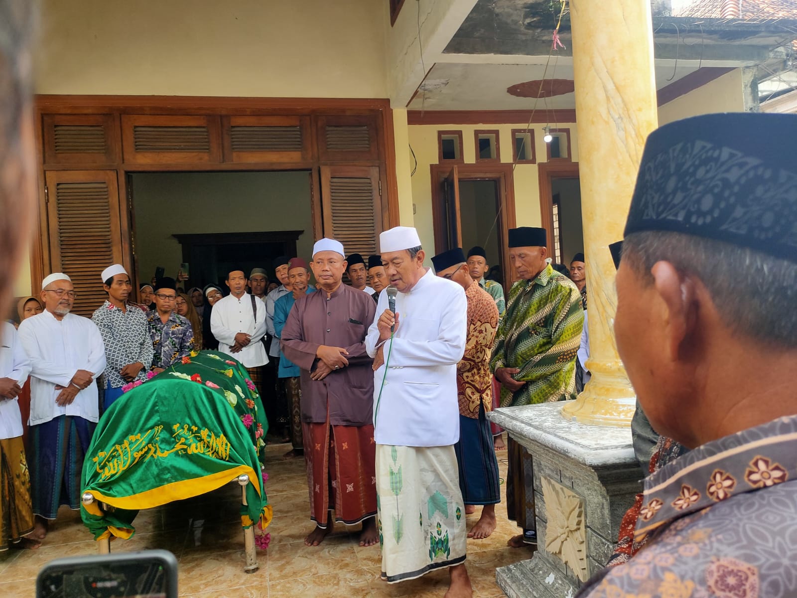 Pengasuh Ponpes Lamongan, Gus Ubed hadir secara langsung saat prosesi pemakaman Kiai Jabar.