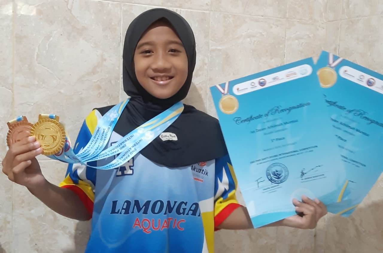 RAIH PENGHARGAAN: Izz Zayani A Mumtaz, atlet potensial di Pengkab Akuatik Lamongan. (IST/RDR.LMG)