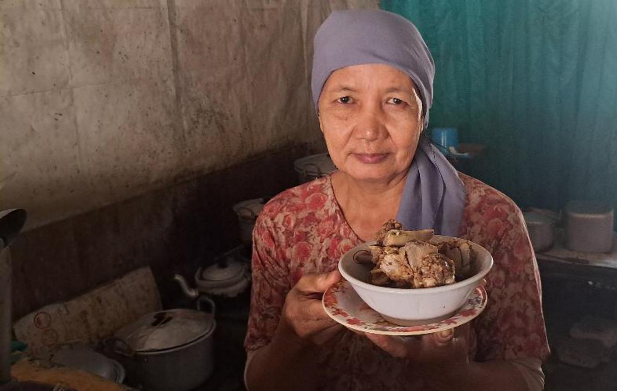 SEGAR: Atun dan asem &ndash; asem balungan sapi di warungnya di wilayah Kelurahan Sidoharjo, Lamongan. (GAMAL A/RDR.LMG)