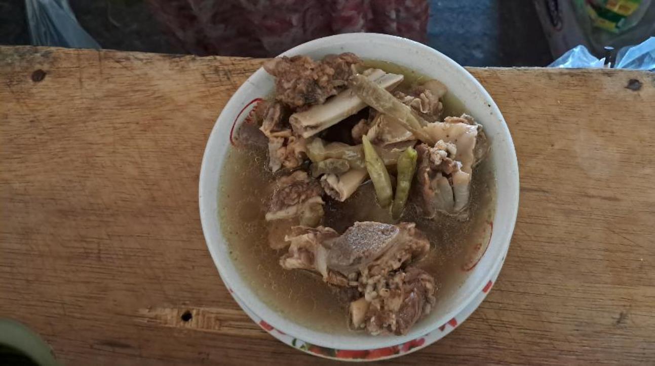 PINGIN PEDAS, GIGIT CABAINYA: Atun dan asem &ndash; asem balungan sapi di warungnya di wilayah Kelurahan Sidoharjo, Lamongan. (GAMAL A/RDR.LMG)