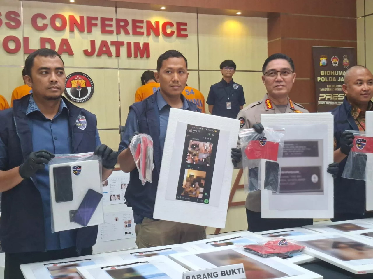 UNGKAP GRUP WA UNTUK LAYANAN SESAMA JENIS : Polda Jatim mengamankan empat orang tersangka terkait grup WA gay di Surabaya. (M MAHRUS/RADAR SURABAYA)