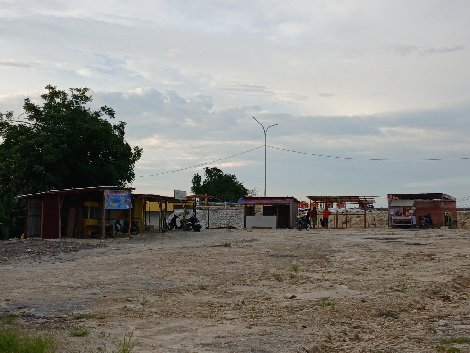 Beberapa bangunan semi permanen berdiri diatas lahan sekita Jalan Lingkar Utara (JLU) Lamongan