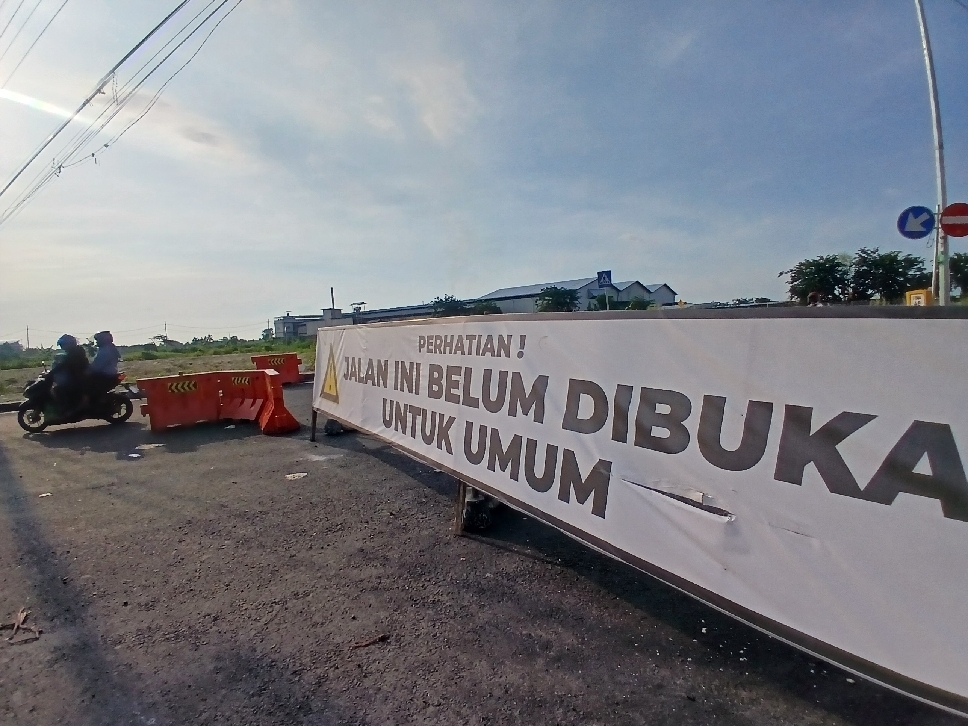 Ujung JLU  Lamongan masih terpasang tulisan pemberitahuan.