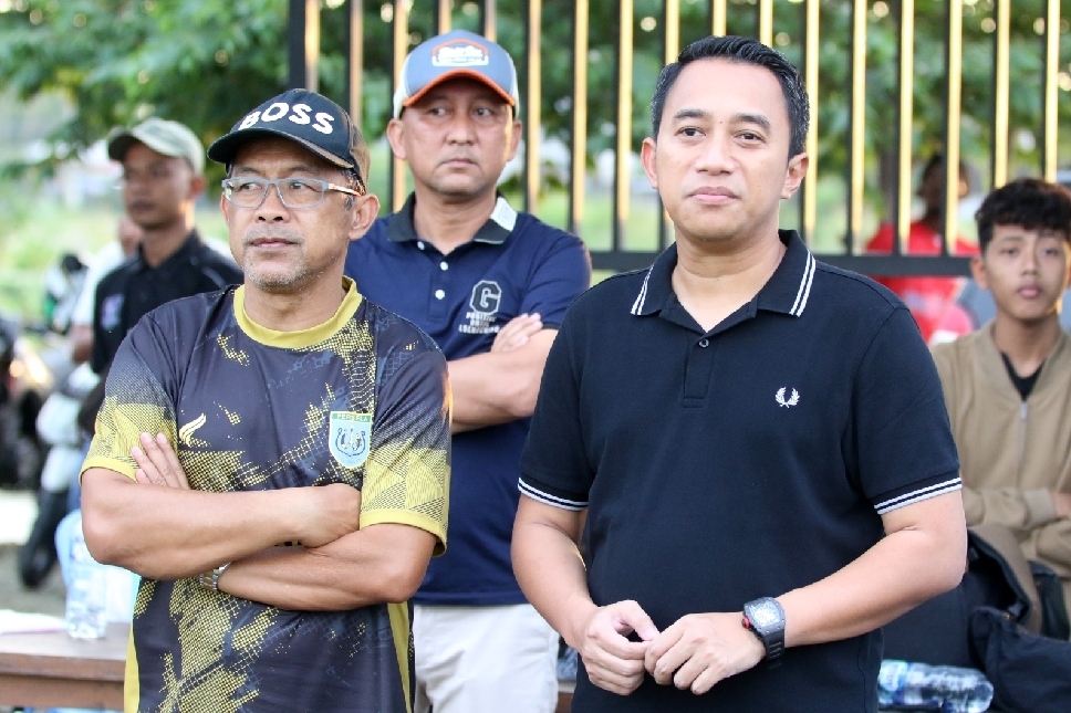 Coach Aji saat berkomunikasi dengan Manajer Persela. Saat ini skuad Persela sudah terpenuhi antara 70 persen hingga 80 persen.