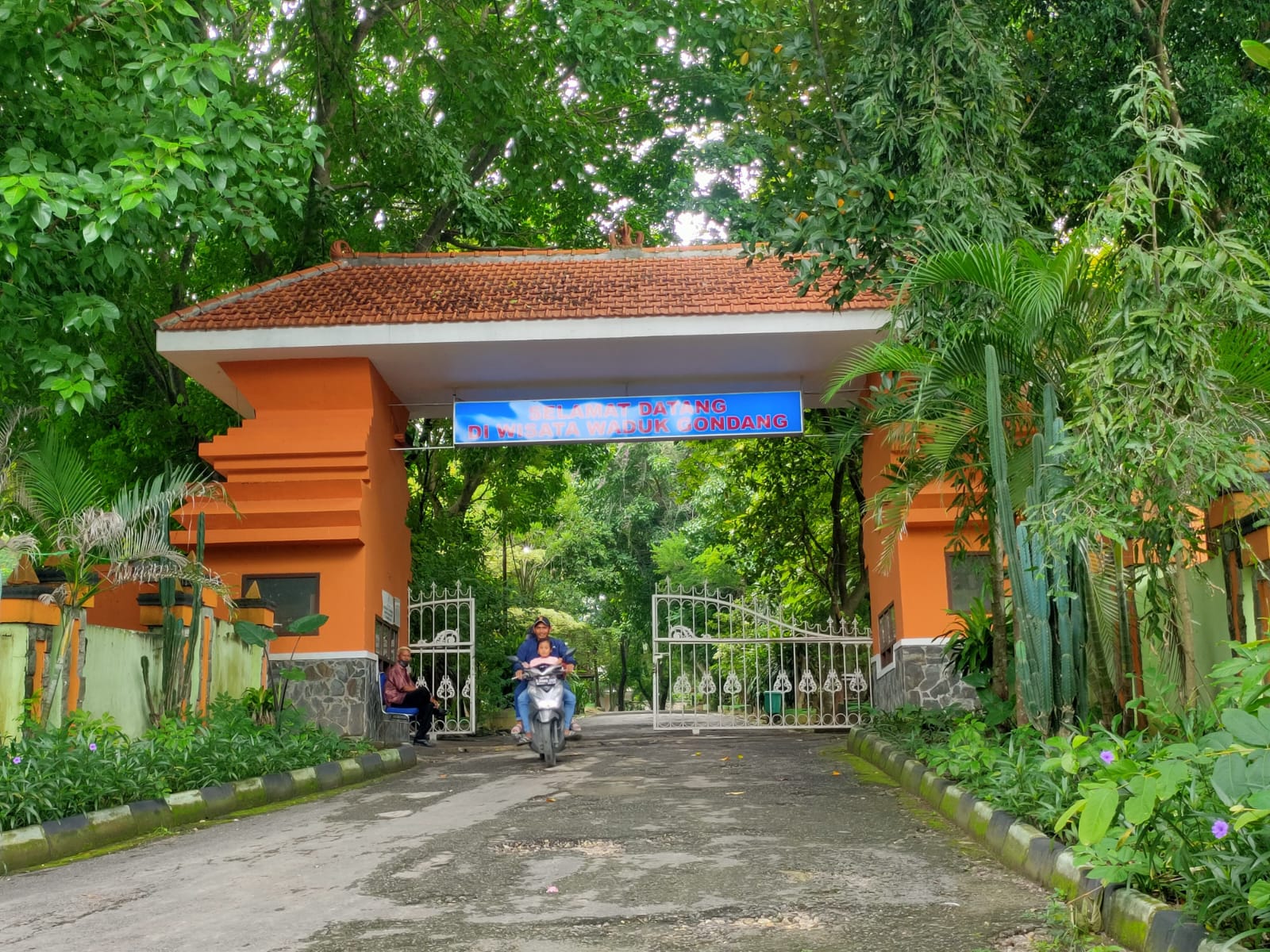Waduk Gondang menjadi salah satu wisata di wilayah selatan yang masih cukup eksis hingga saat ini.