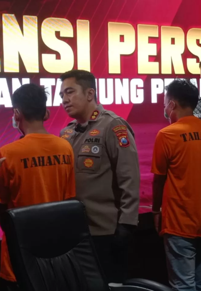 DIAMANKAN : Kapolres Pelabuhan Tanjung Perak AKBP Wahyu Hidayat saat bertanya pada admin grup FB Gay Khusus Surabaya MF. (SURYANTO/Radar Surabaya)