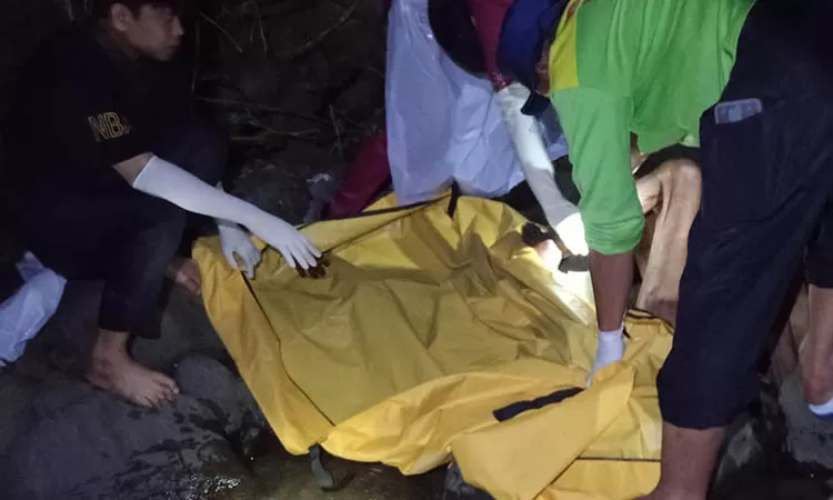 SUDAH TAK BERNYAWA: Mayat Abdul Manan saat ditemukan di pinggir sungai di Dusun Wonosalam, Desa Candiwates, Kecamatan Prigen. (Polsek Prigen)