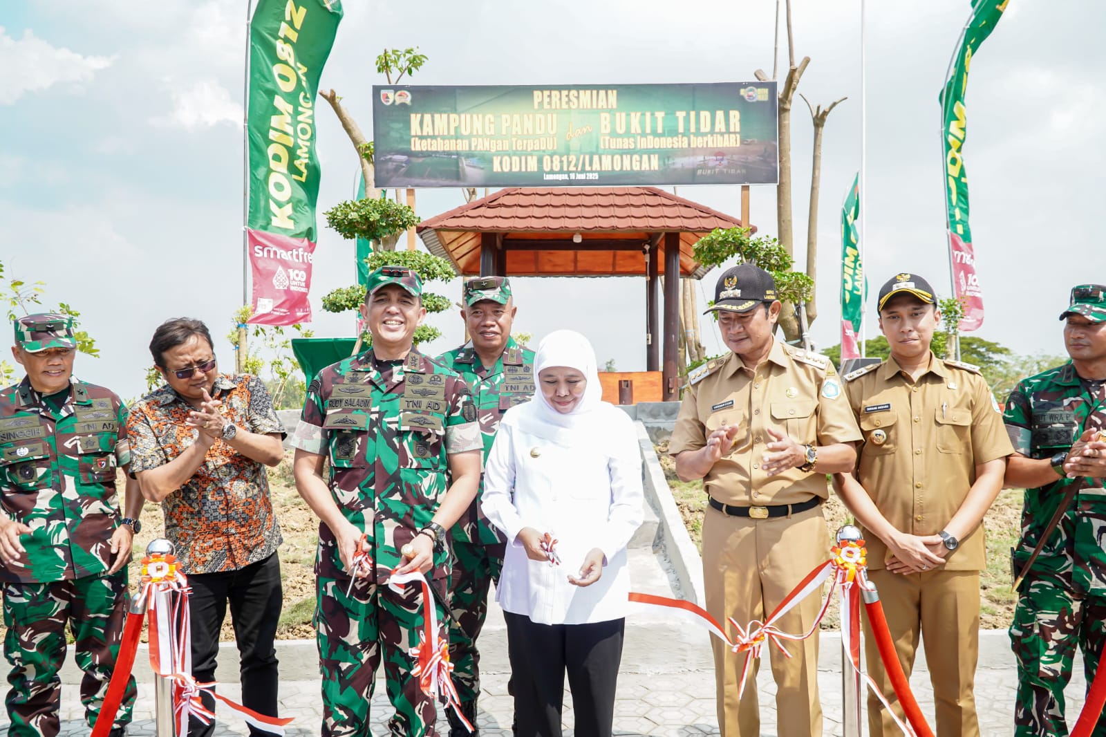 Gubernur Jatim momotong pita sebagai simbolik peresmian kampung pandu di Jotosanur, Senin (16/6)