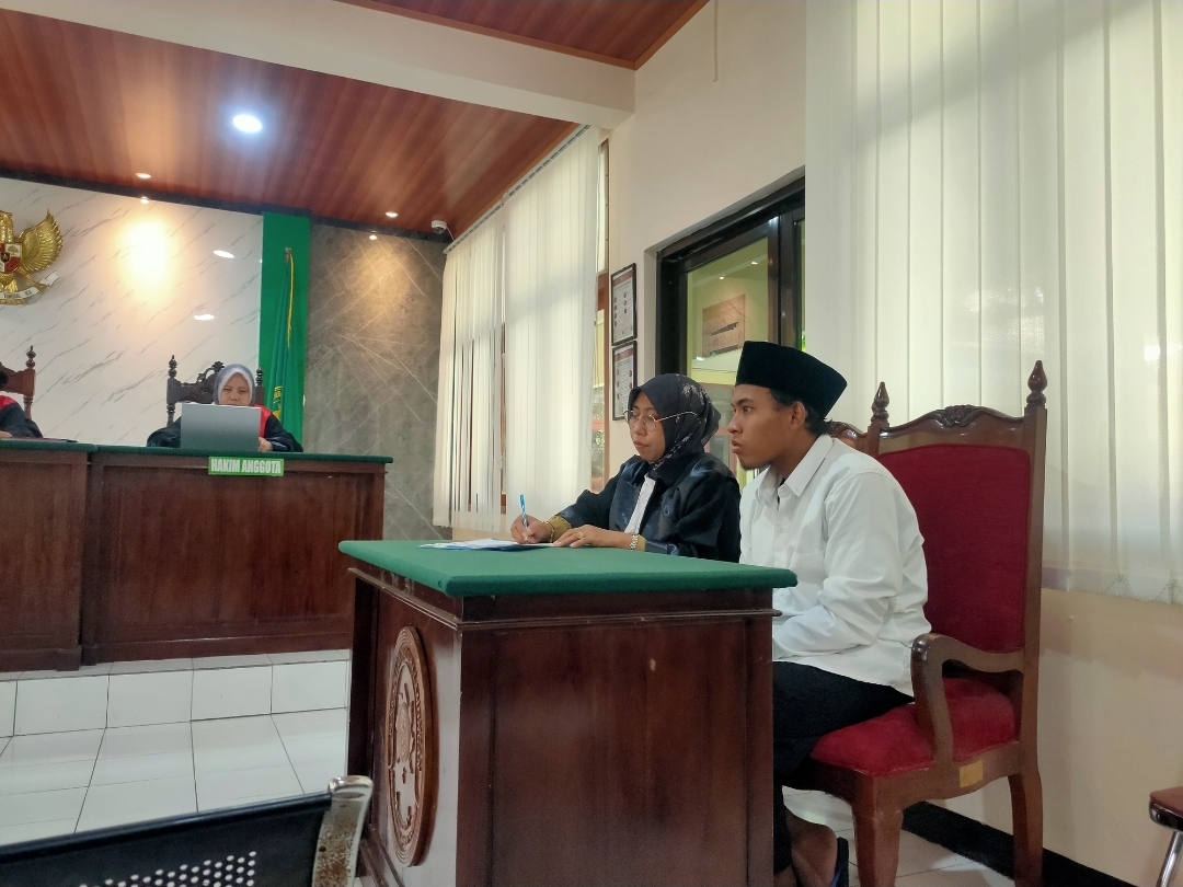 Terdakwa peredaran pil dobel L, Wahyu Aldi Ardiansyah saat menjalani sidang.