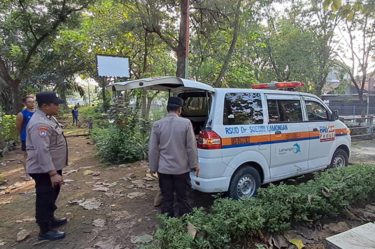 BERI PERTOLONGAN: Ambulans yang mengangkut remaja dengan luka di kepala. (ANJAR DWI PRADIPTA/RDR.LMG)