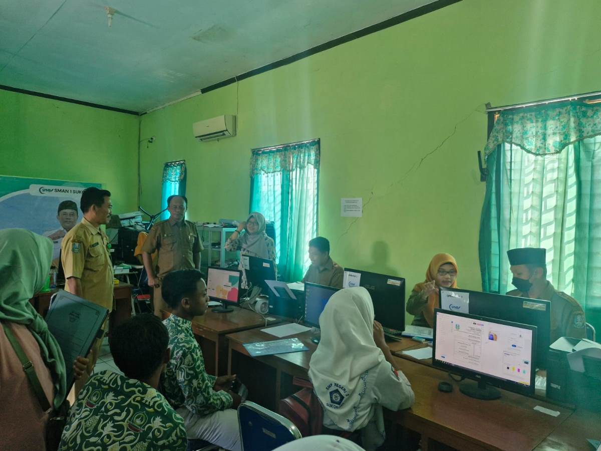 DATANGI SEKOLAH: Calon murid baru di salah satu SMA negeri di Kabupaten Lamongan. (IST/RDR.LMG)