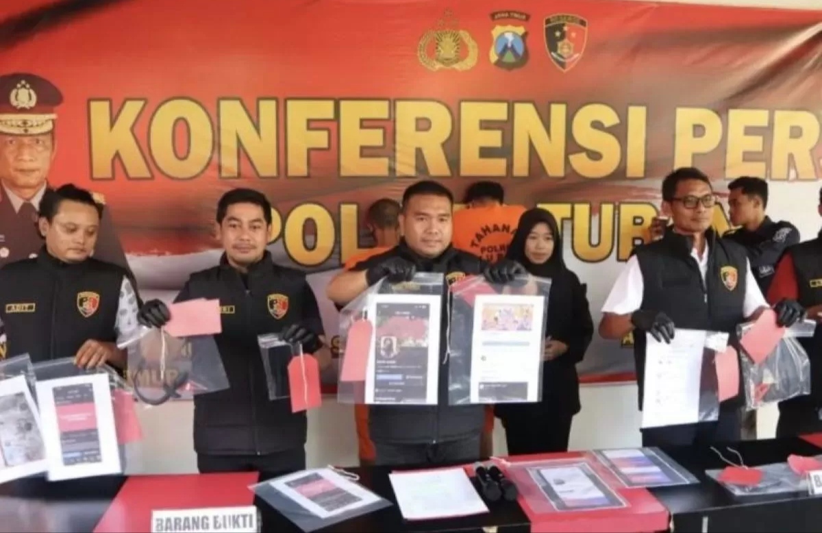 Polres Tuban merilis penangkapan pengguna grup facebook Gay Tuban Bojonegoro Lamongan yang diduga mengajak hubungan badan sesama jenis. (Humas Polres Tuban/Antara)