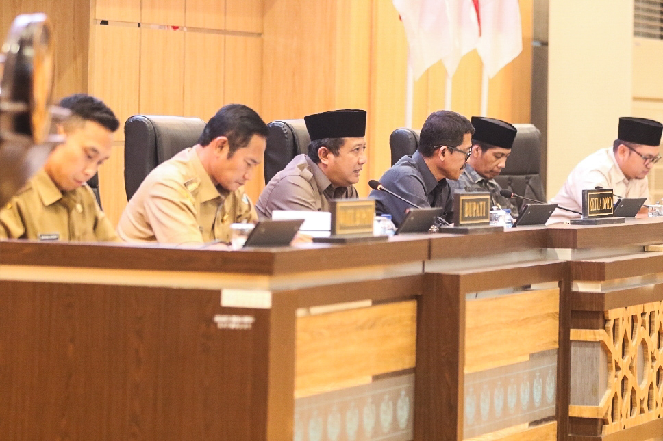 Ketua DPRD Lamongan, M. Freddy Wahyudi (tiga dari kiri) saat memimpin rapat paripurna.&nbsp;